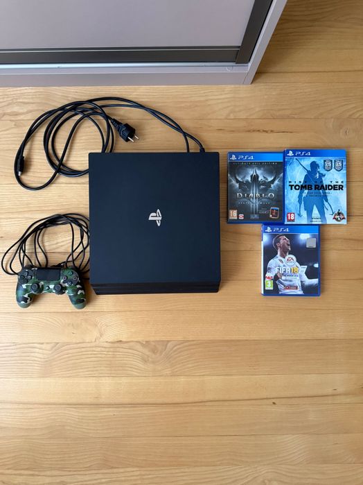 PlayStation 4 Pro 1TB + Pad + 3 Gry