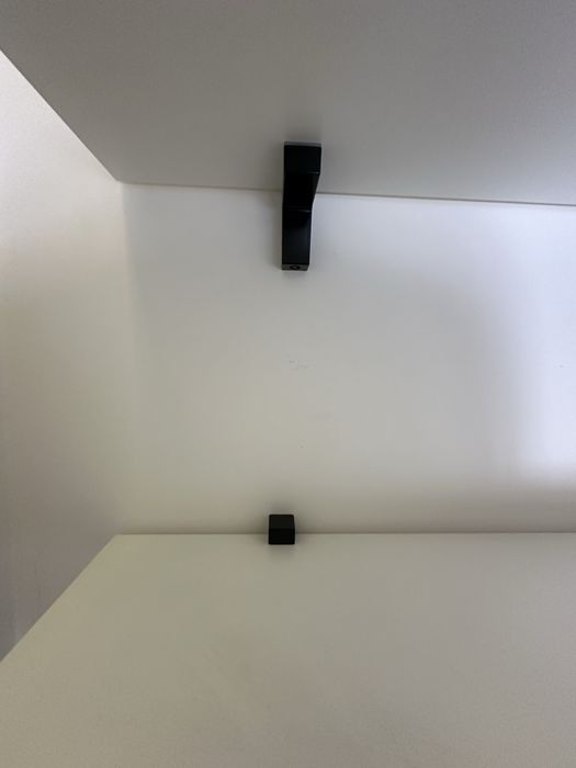 4 prateleiras com suportes pretos