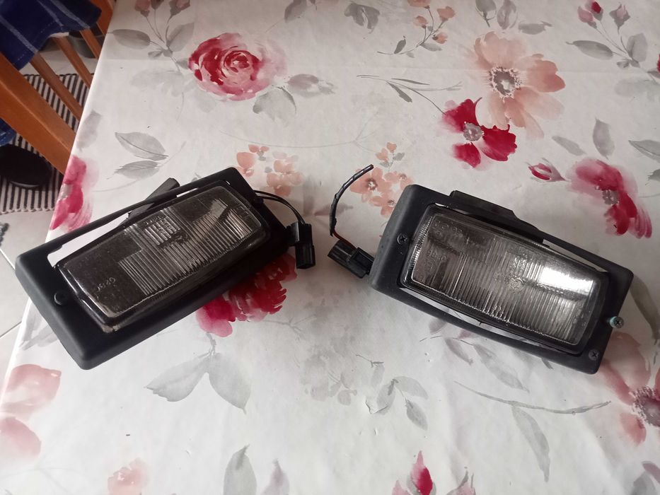 Luzes para montar no parachoque da frente.