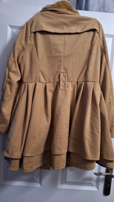 Piękny płaszczyk na wiosnę damski