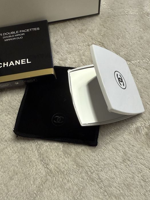 Białe lusterko kieszonkowe chanel beauty