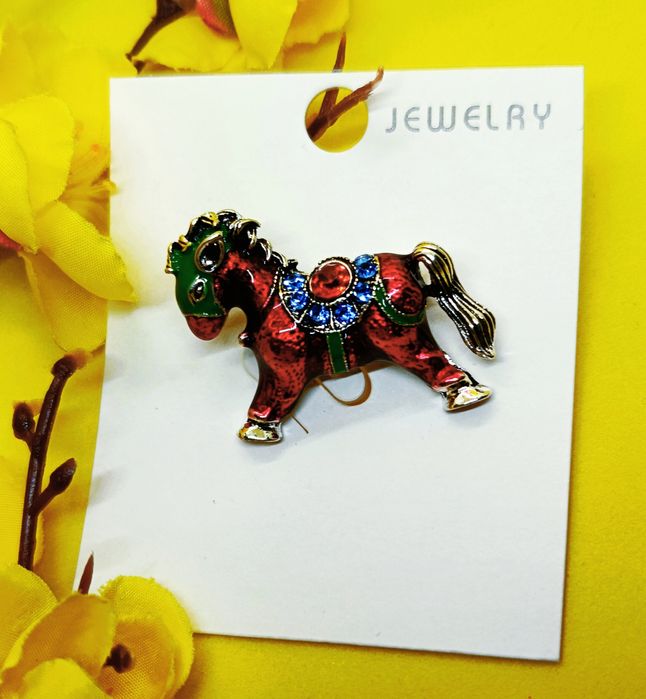 Śliczna broszka koń