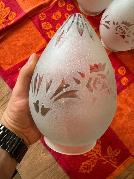 Klosz , kinkiet, żyrandol.