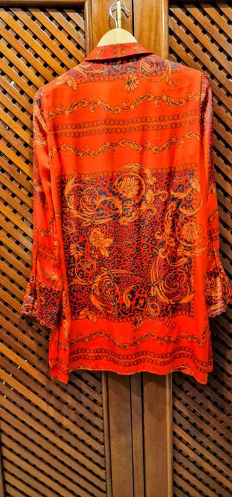 Túnica da Zara, vermelha com estampagem de flores