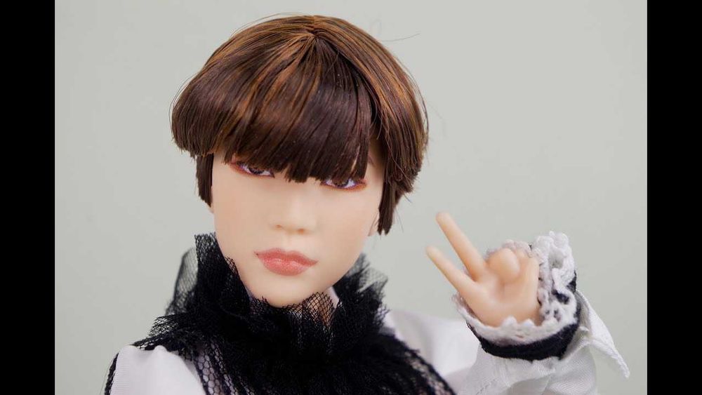 Розпродаж! Колекційна лялька кен BTS Suga Prestige від Mattel