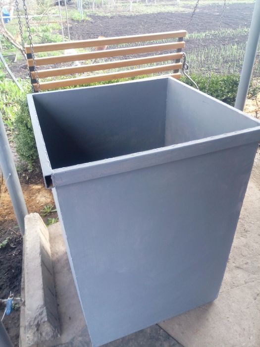 Контейнер під мусора або воду для поливу