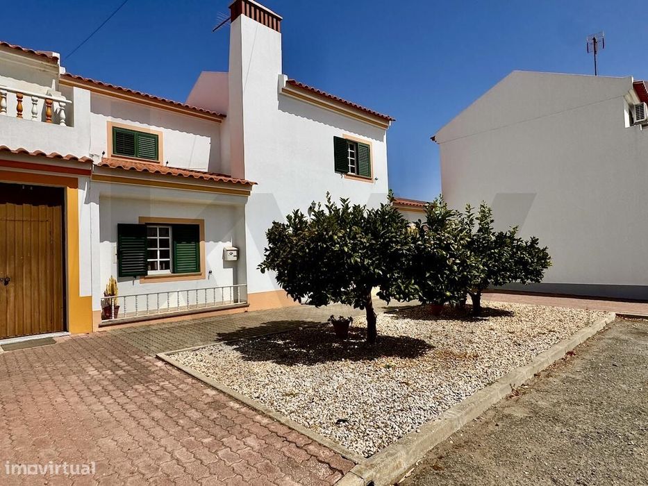 Moradia T5 tradicional com jardim e garagem no centro de Alvalade — Sa