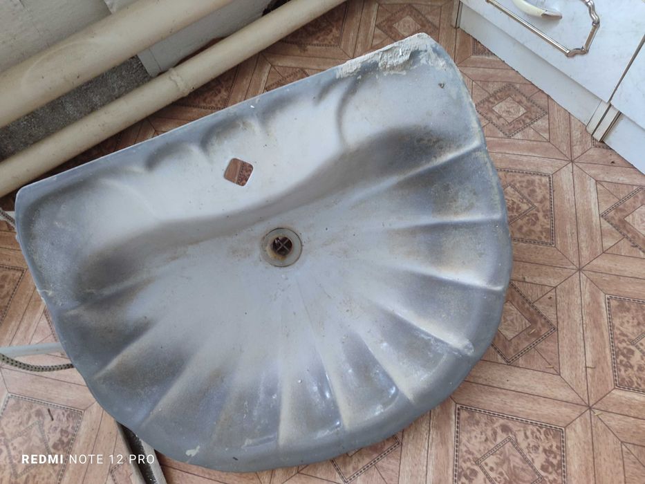 раковина с пьедесталом в хорошем состоянии