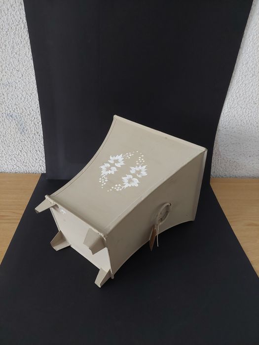 Vasos em folha de metal pintados á mão