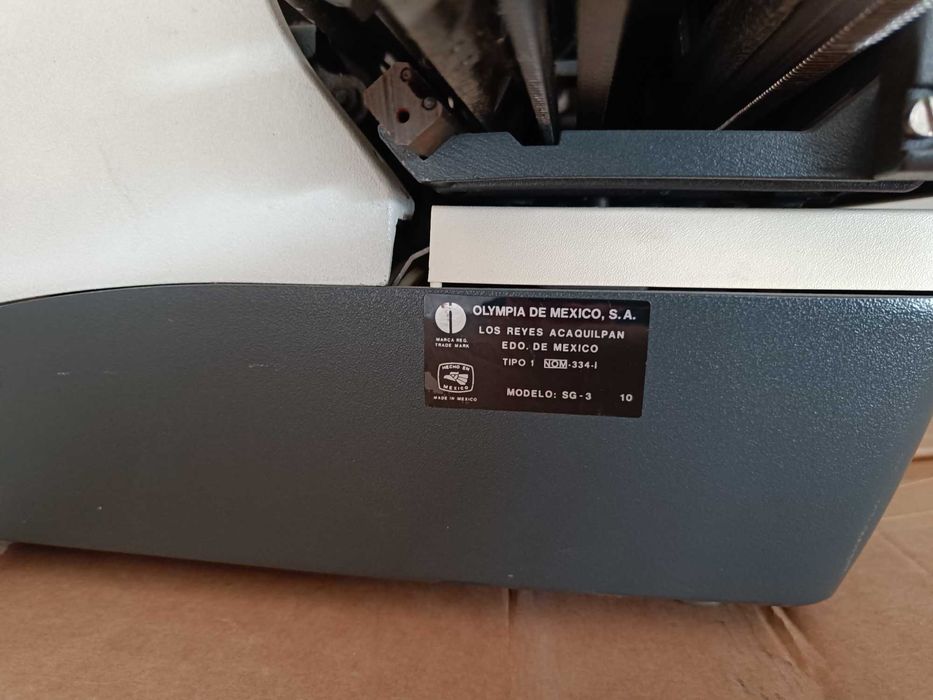 Máquina escrever à mão OLYMPIA