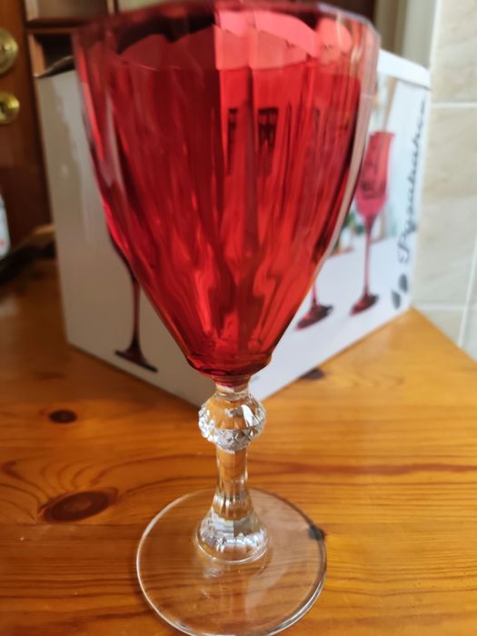 Taças de vidro vermelho