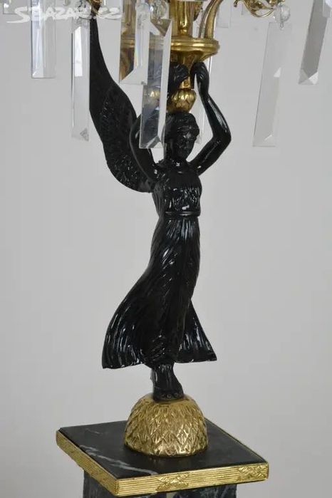 Cadeeiro de mesa em mármore