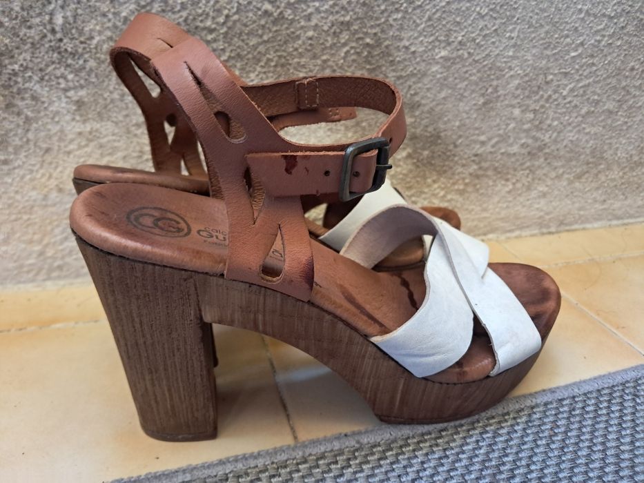 Sandalias pele e madeira