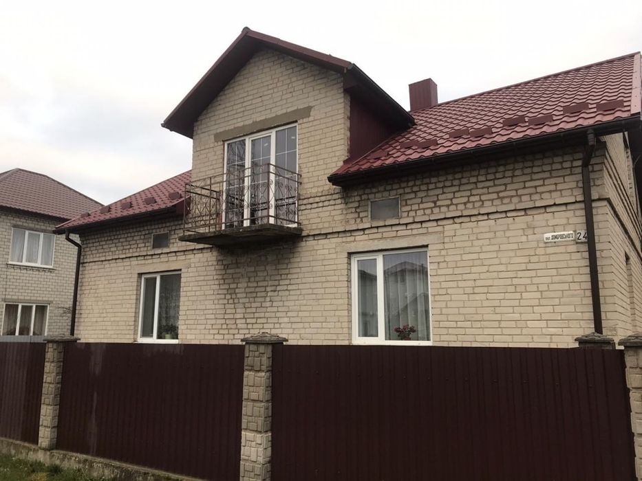 Будинок цегляний Якісний З ремонтом та з садом та Хоз Приміщенням