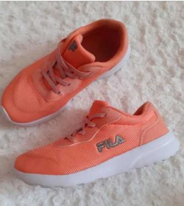 мега зручні кросівочки від fila р. 34