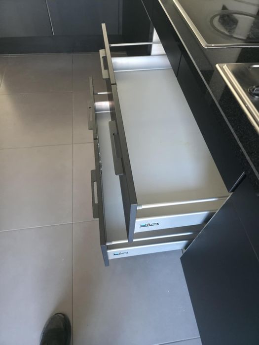 Meble kuchenne Czarna mat L +słupki blat kwarcowy