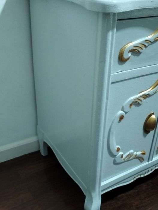 Mesas de cabeceira antigas.