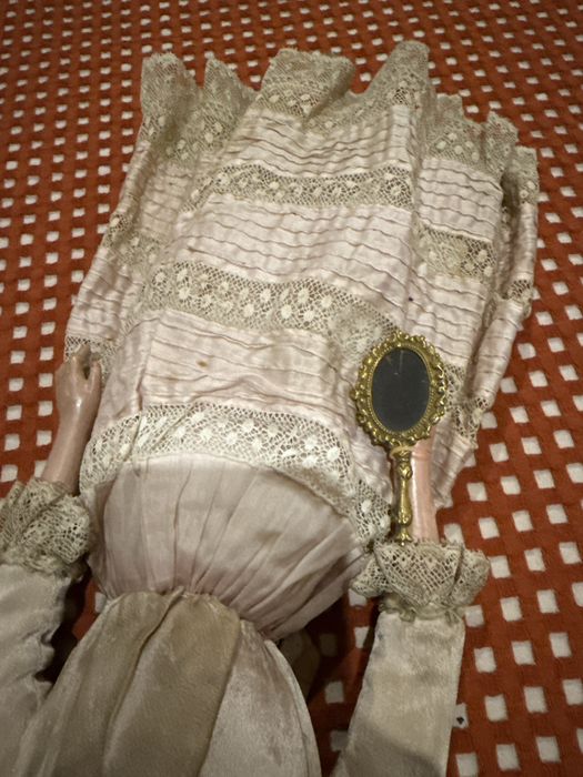 Boneca antiga europeia – corpo em tecido e pernas de porcelana