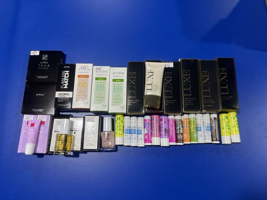 Масовий розпродаж косметики AVON