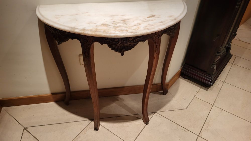 Mesa/ Credência em meia lua com tampo em mármore