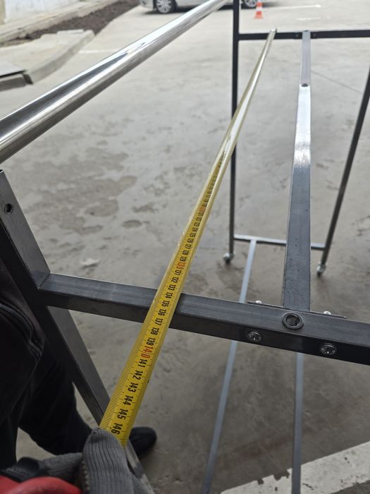 Стійка для одягу в магазин