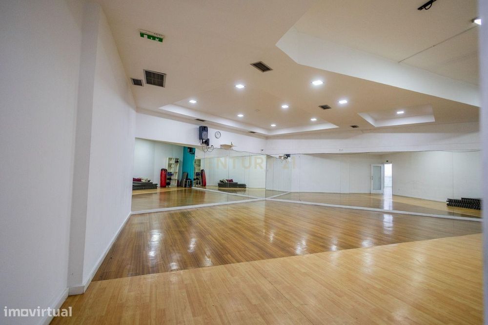 Espaço comercial com 2 pisos para vender no Centro de Vieria do Minho