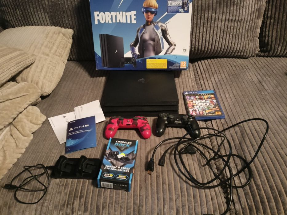 PS 4 PRO z 20 grami + pady , nowa stacja dokująca