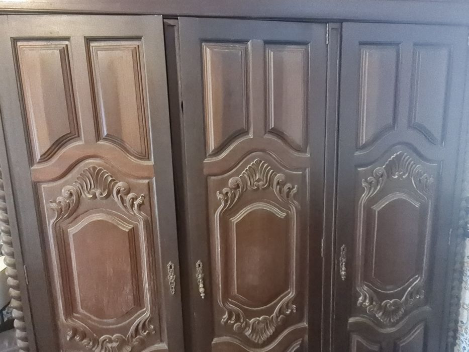 《Guarda-fatos antigo》