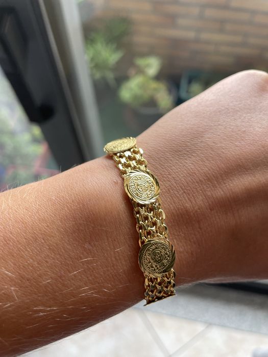 Conjunto de joias dourado com medalhas