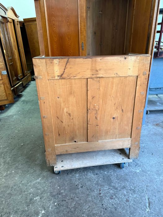 Sprzedam starą komodę z blatem z kamienia 91