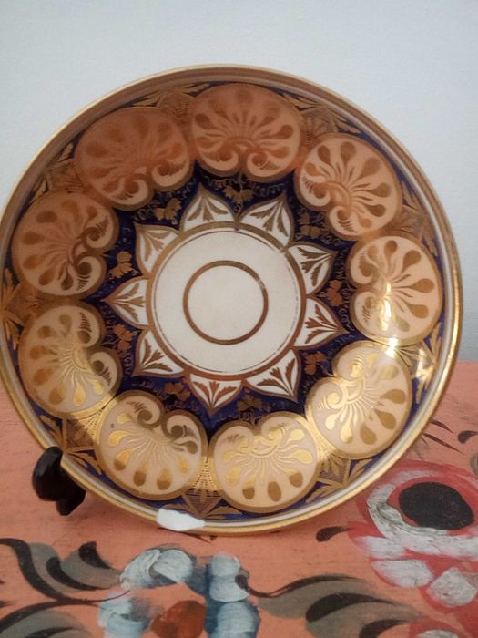 Pequeno prato decorativo com suporte