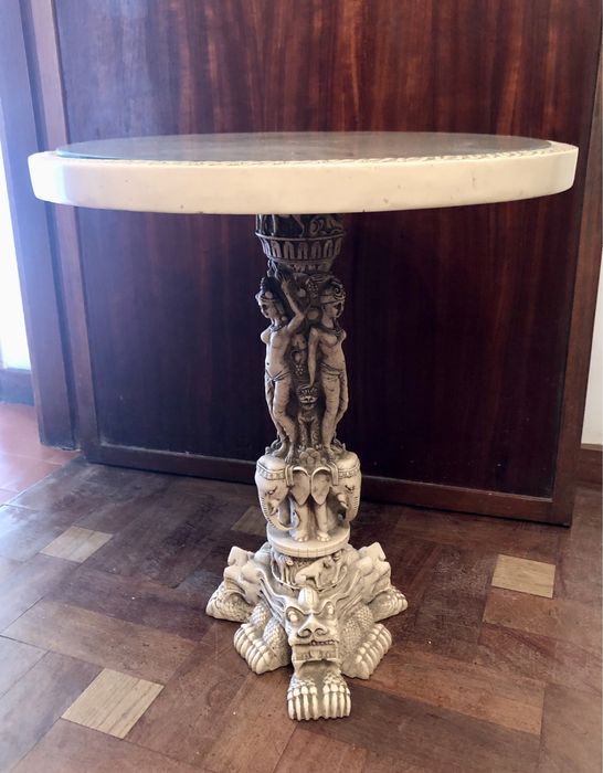 Mesa antiga em marfinite