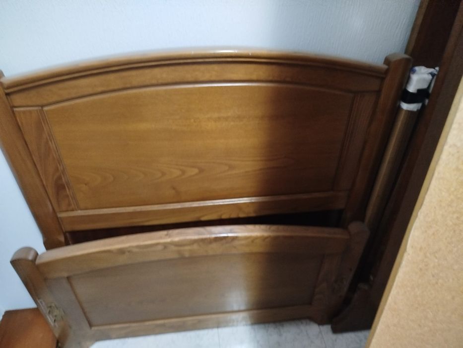 Cama e mesinha de cabeceira