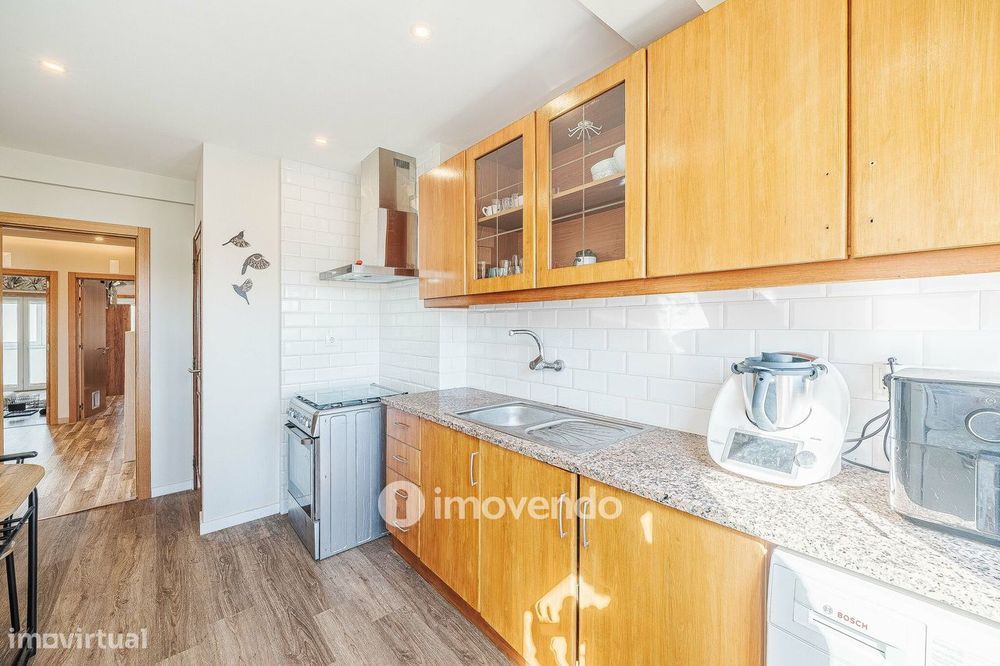 Apartamento T2 remodelado, com arrecadação, no Forte da Casa