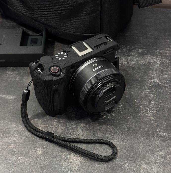 Canon R50V + об’єктив Canon RF 50mm/1.8