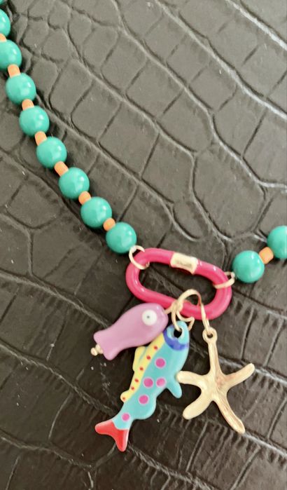 Colar de missangas coloridas com pendentes e argola metalicos