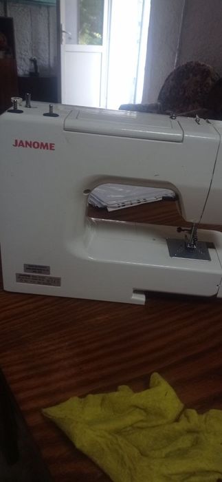 Продам швейну машинку janome