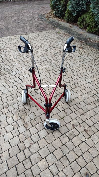 Balkonik, chodzik, rollator.