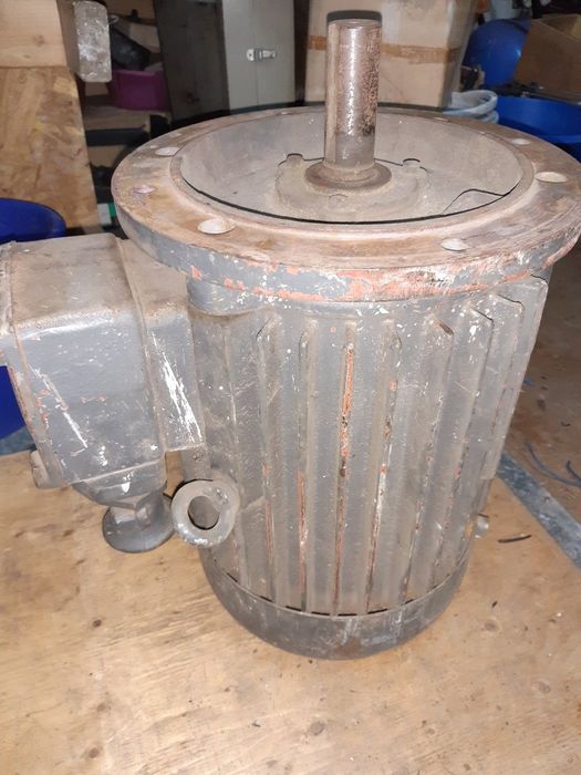 Sprzedam silnik elektryczny 2.2 kw 705 obr/min