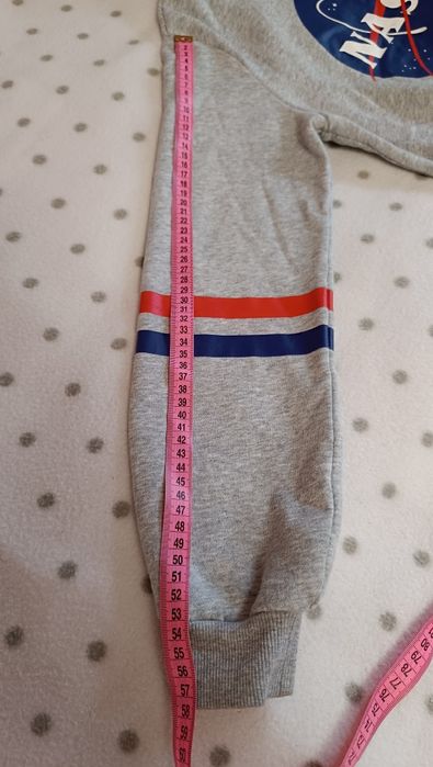 Укорочене худі NASA від H&M.