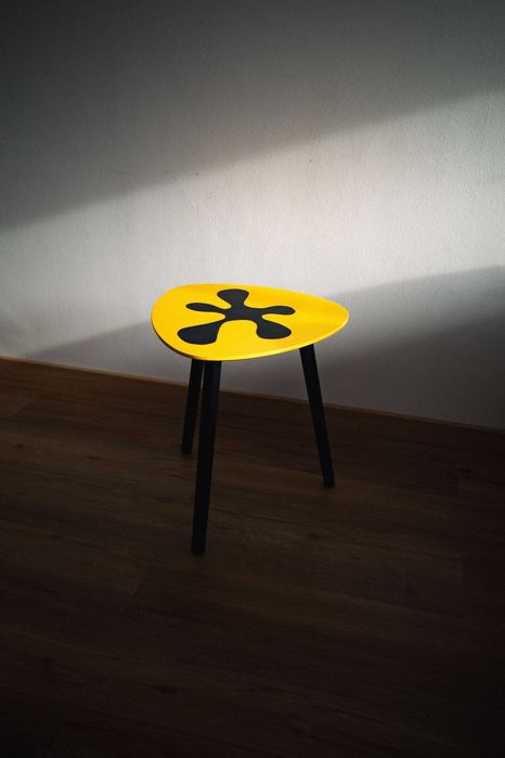 Mesa de apoio triangular