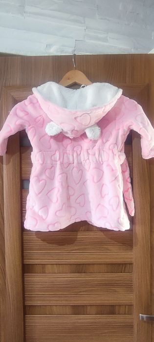 Śliczny Nowy szlafroczek z kapturem w serduszka. Rozm 80-82