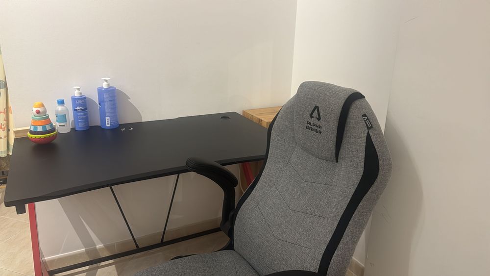 Mesa computador preta e vermelha
