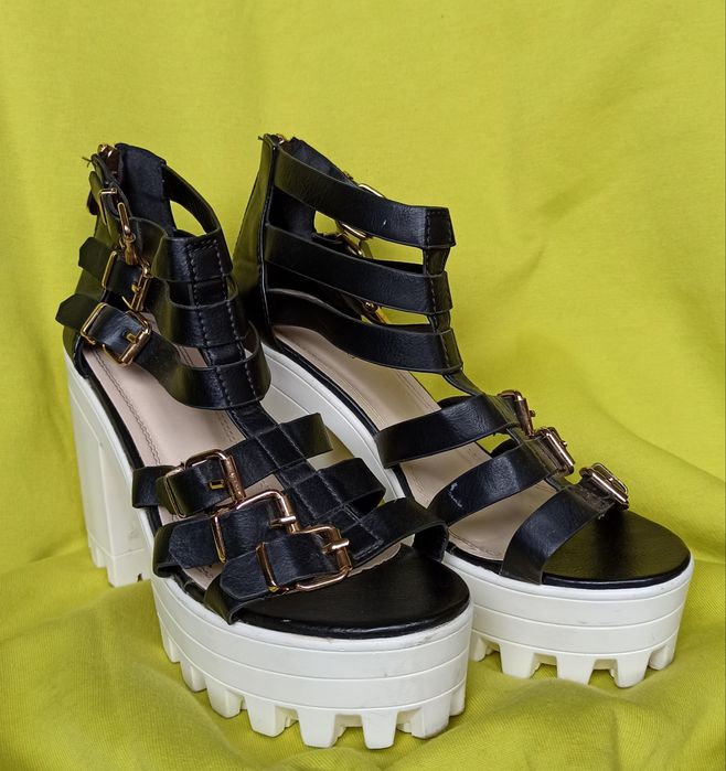 Sandálias de tacão grosso Cláudia n38