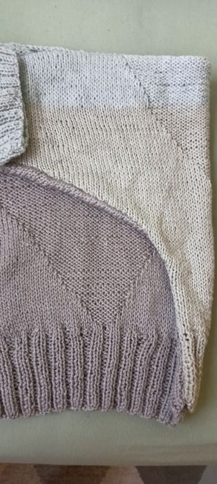 Sweter robiony na drutach