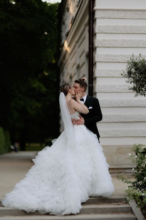 Suknia ślubna z ozdobną górą księżniczka