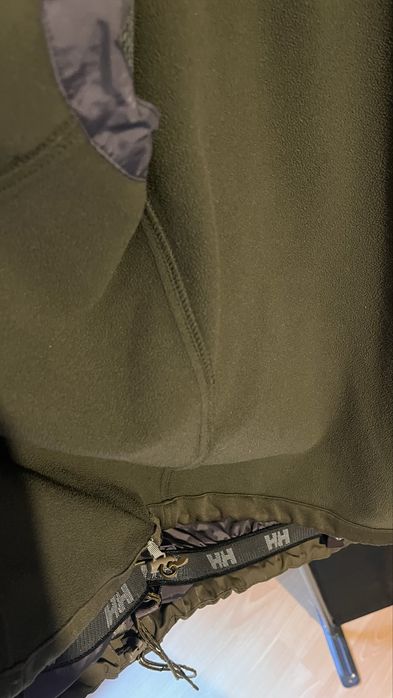 Kurtka Helly Hansen, softshell z polarową podszewką w kołnierzu, rozmiar M, kolor khaki/oliwkowy