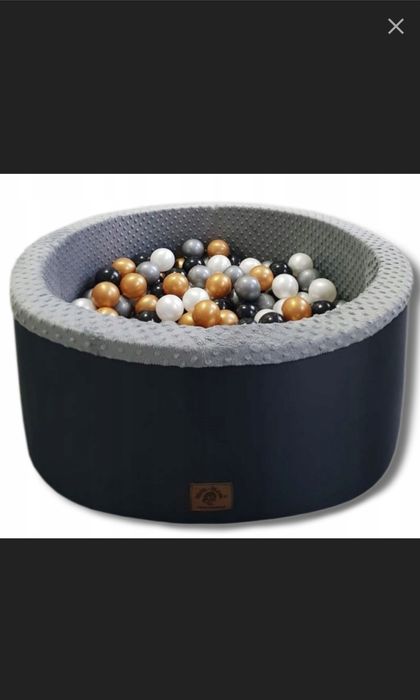 Suchy basen z piłeczkami