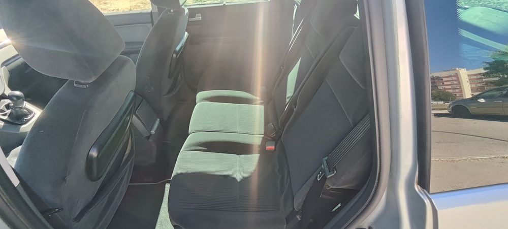 Ford c-max procura novo dono