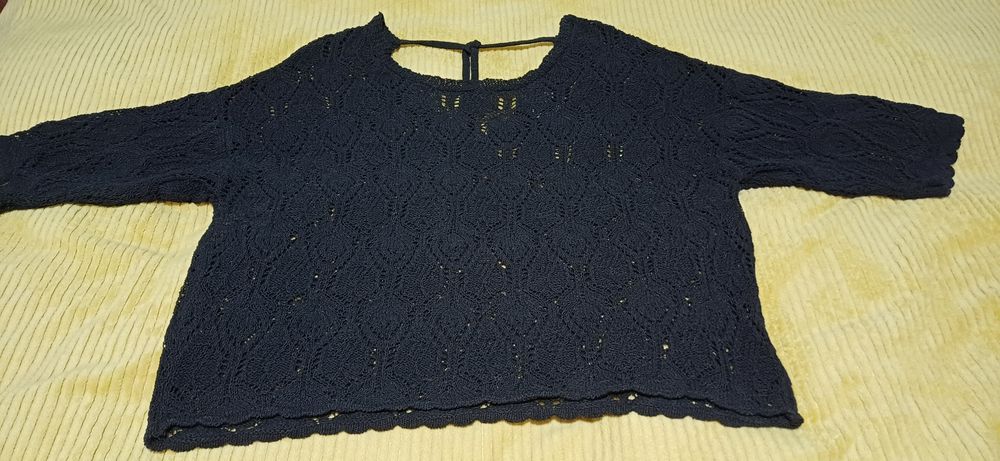 Ażurowy sweterek damski Reserved.